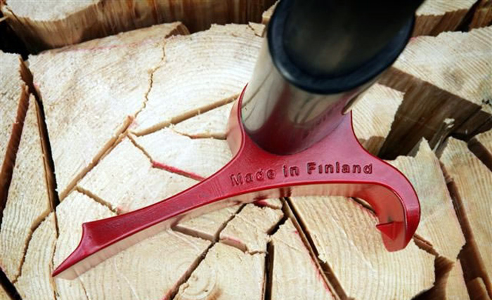 Leveraxe axe splits wood with lever technology