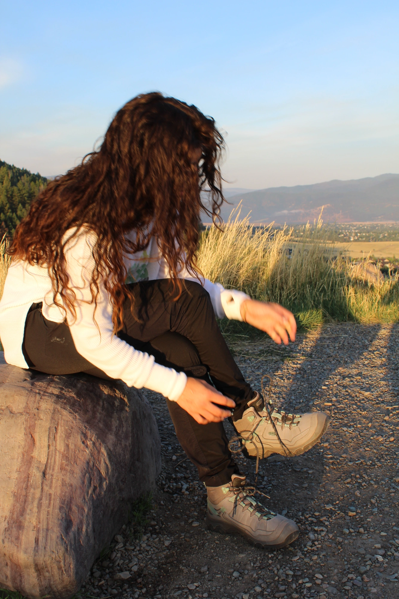 Influencer trying out KEEN hiking boot in mountains